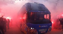 “Barselona” azarkeşləri səhvən öz klublarının avtobusuna hücum ediblər - VİDEO