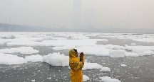 Yamuna çayını toksik köpük örtüb